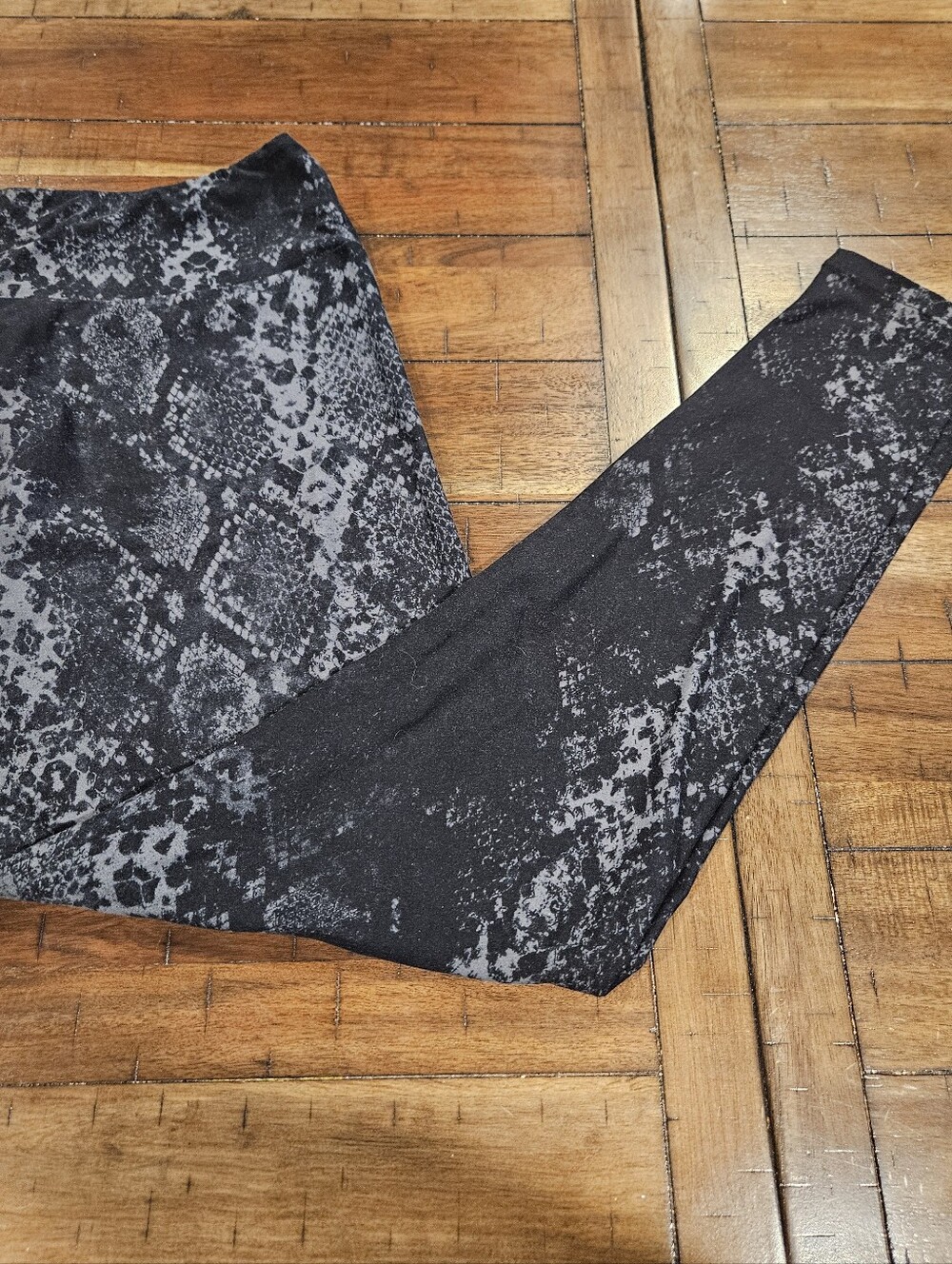 LuLaRoe Snake Print Black Gray Leggings - Size TC2